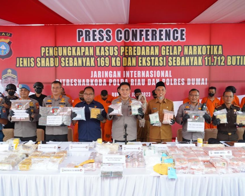 Ditresnarkoba Polda Riau dan Polres Dumai Berhasil Ungkap Jaringan Internasional Peredaran Narkotika Jenis Shabu Sebanyak 169 Kg dan Ekstasi 11.712 Butir