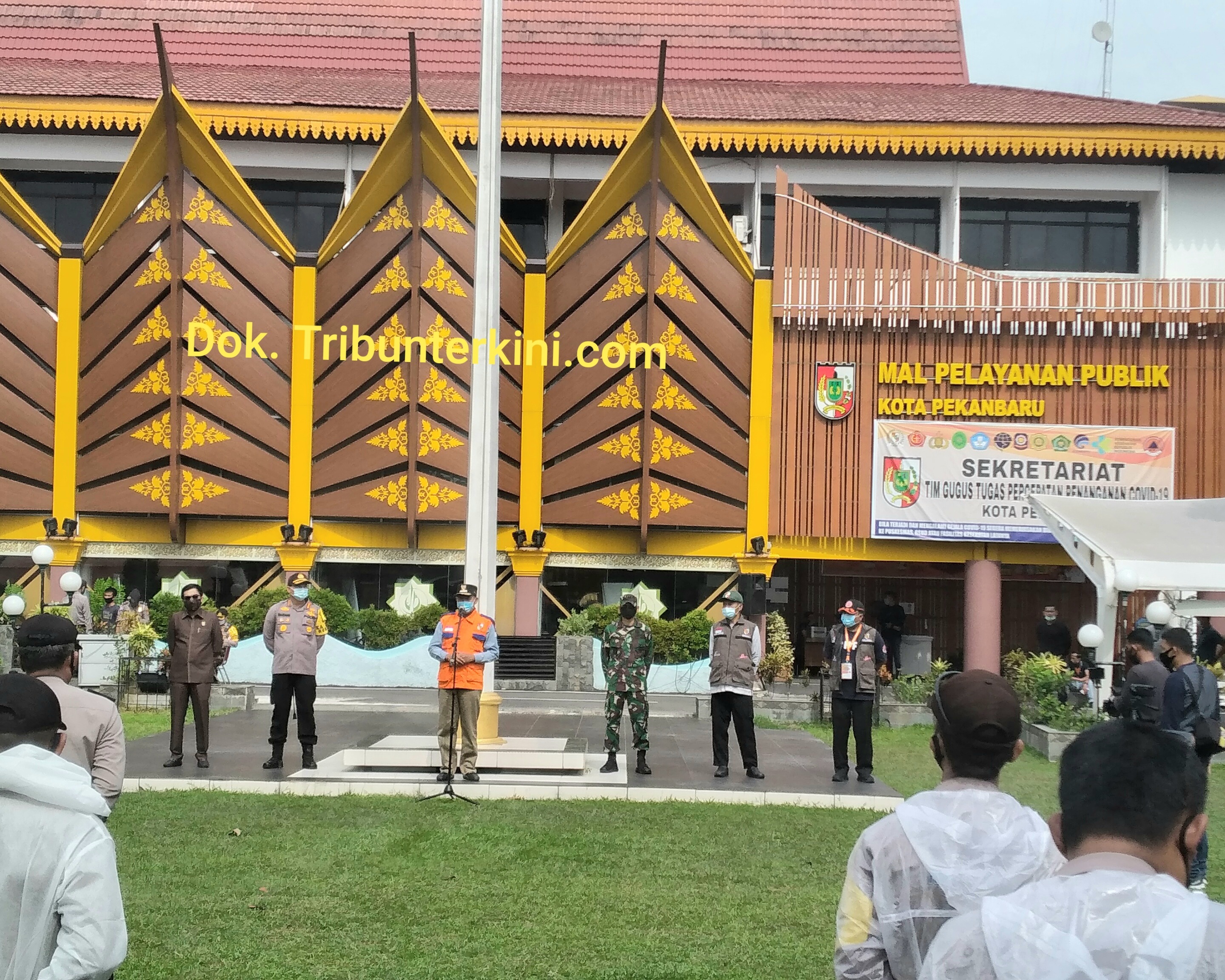 Walikota Pekanbaru Bersama Kapolresta dan Dandim 0301/PBR Laksanakan Penyemprotan Disinfektan Secara Serentak