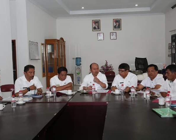 Bupati Taput Melaksanakan Rapat Kerja Bersama Jajaran Dinas Pendidikan