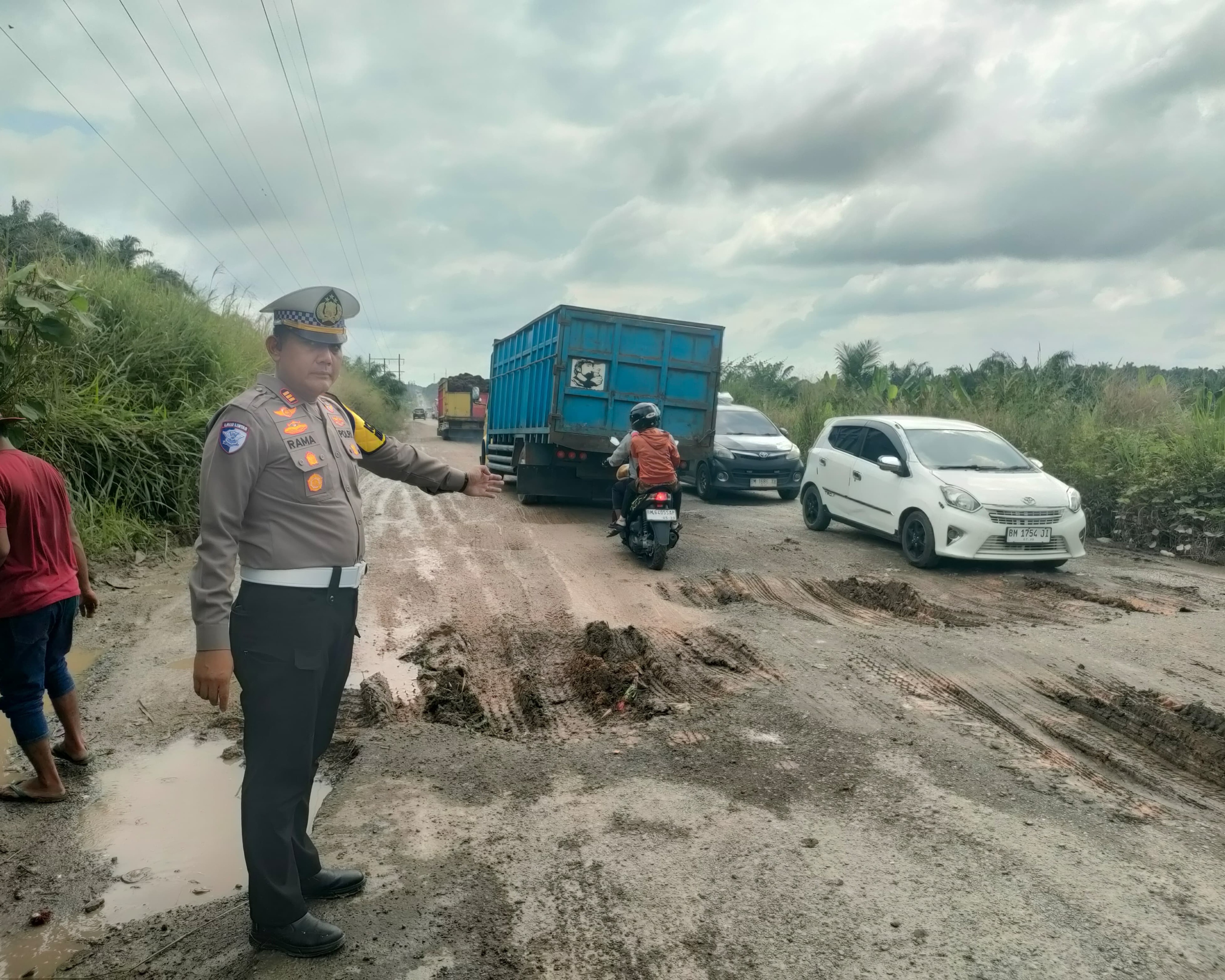 Satlantas Polres Siak Respon Cepat Tegur Masyarakat yang Lakukan Pungli di Lokasi Jalan Rusak Jembatan Puing
