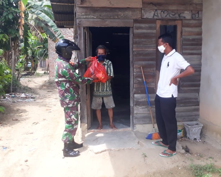 Danramil 04/Limapuluh Bersama Pasiter Kodim 0301/Pekanbaru Bagikan Paket Sembako Kepada Warga