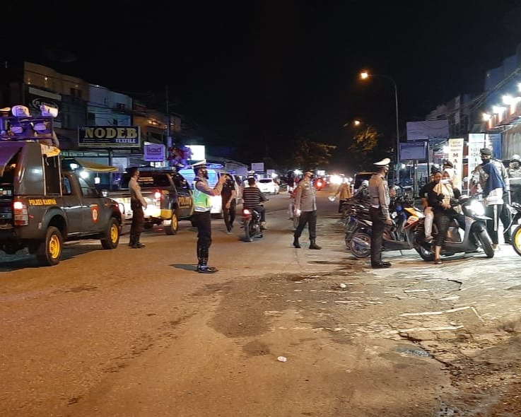 Puluhan Personel Polres Kampar Lakukan Patroli Berskala Besar, Himbau Warga Patuhi Prokes