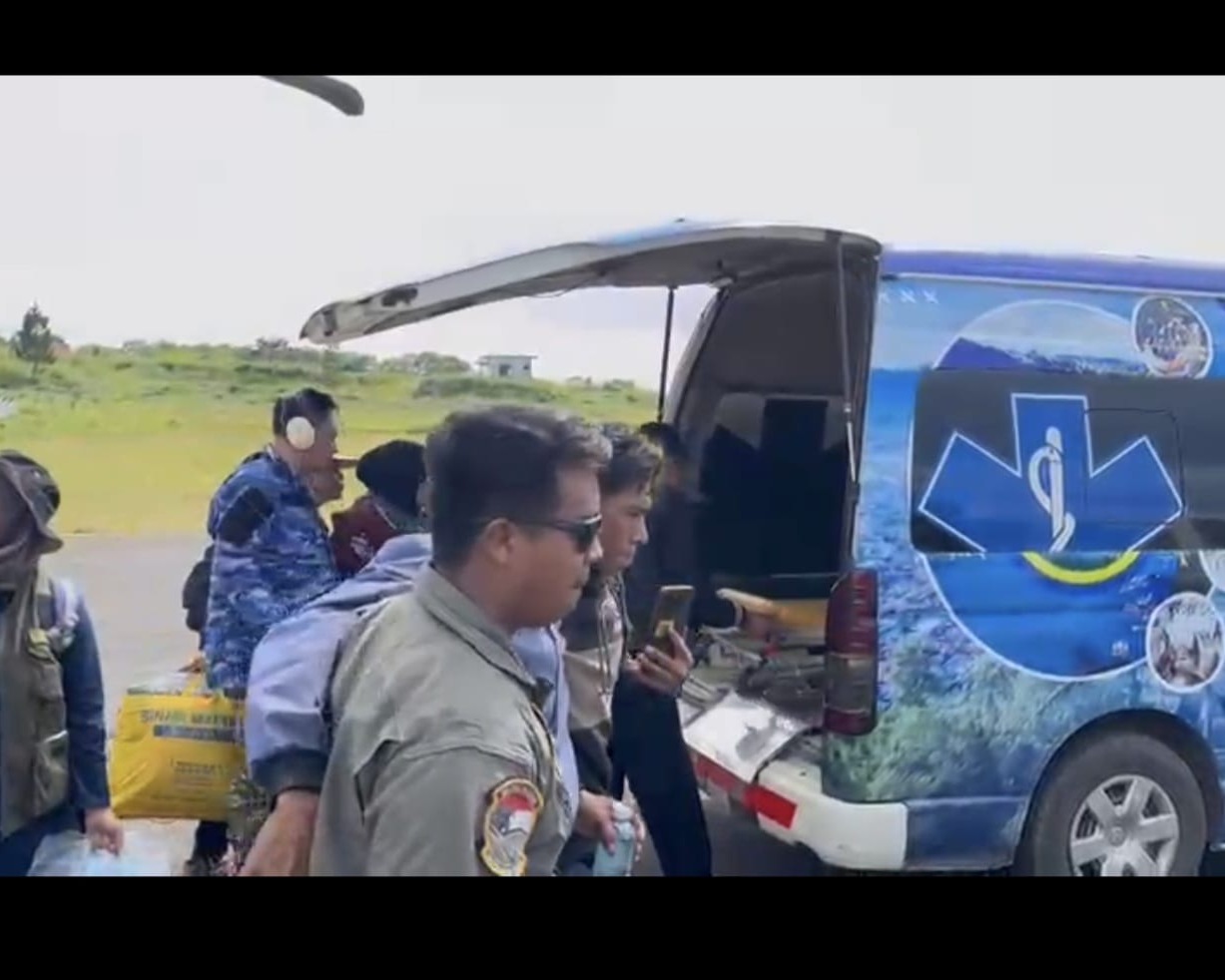 Tak Kenak Waktu Libur Kaskodau I Beserta Crew Helly Caracal Berjibaku Bantu Warga Terisolir