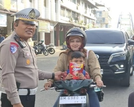 Bagikan Cokelat Dan Brosur, Cara Humanis Polres Inhu Edukasi Pengendara