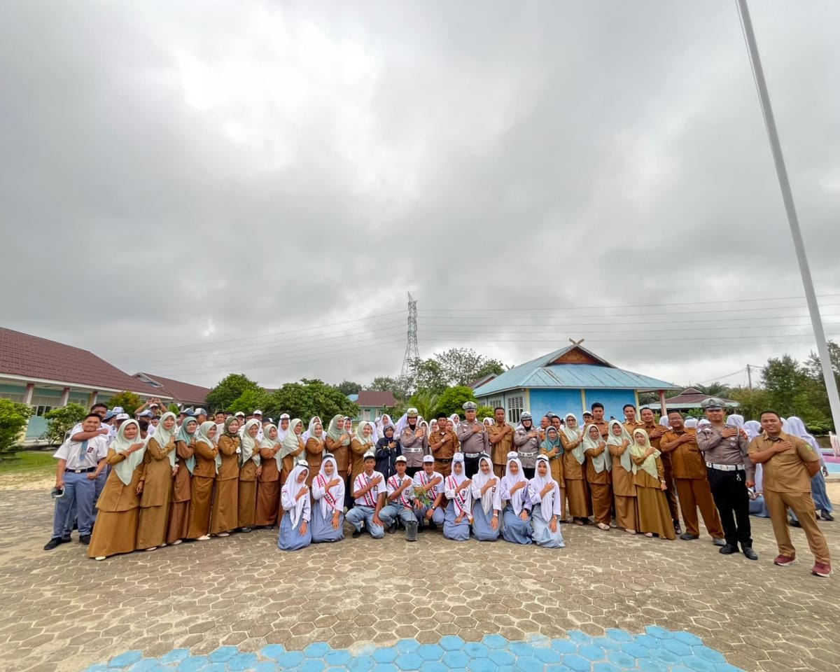 Satlantas Polres Kampar Gelar Police Goes To School Di SMKN 1 Kuok, Sosialisasi Keselamatan Lalu Lintas Dan Green Policing