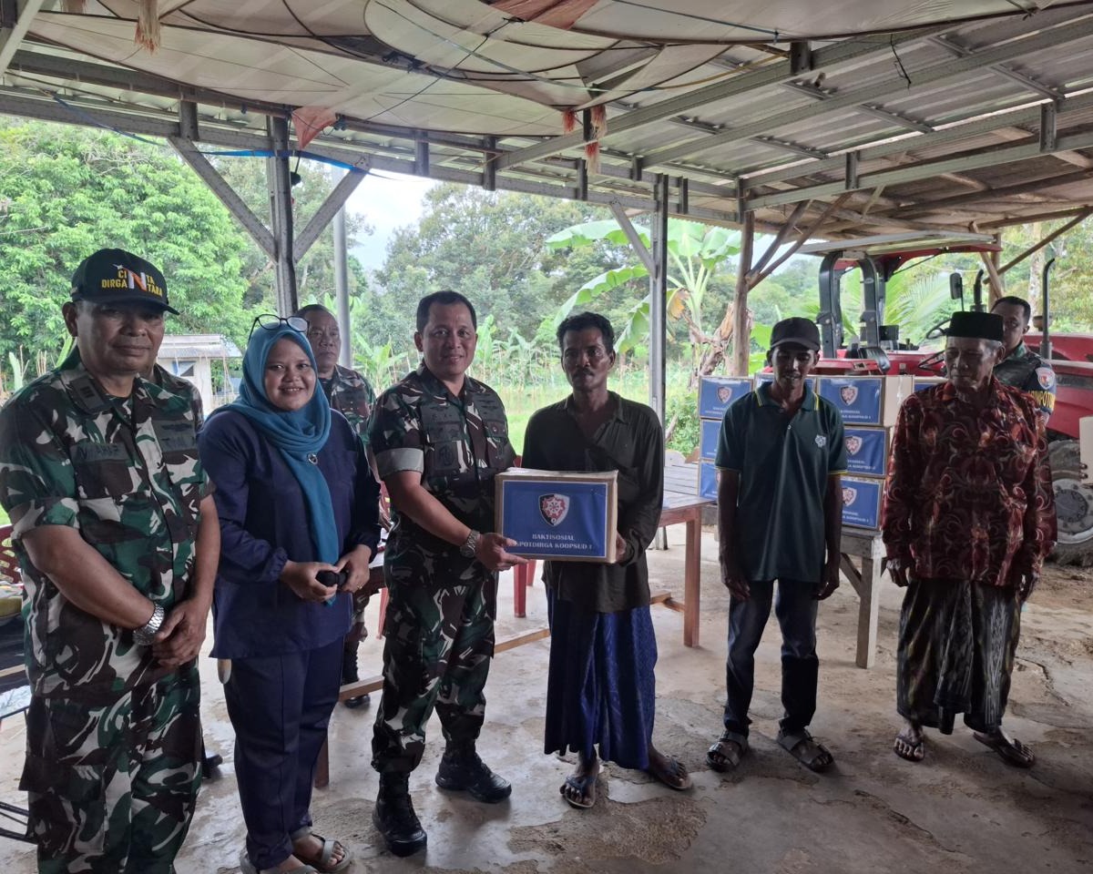 Aspotdirga Kaskoopsud I Dan Staf Sambangi Desa Binaan bagikan Paket Sembako