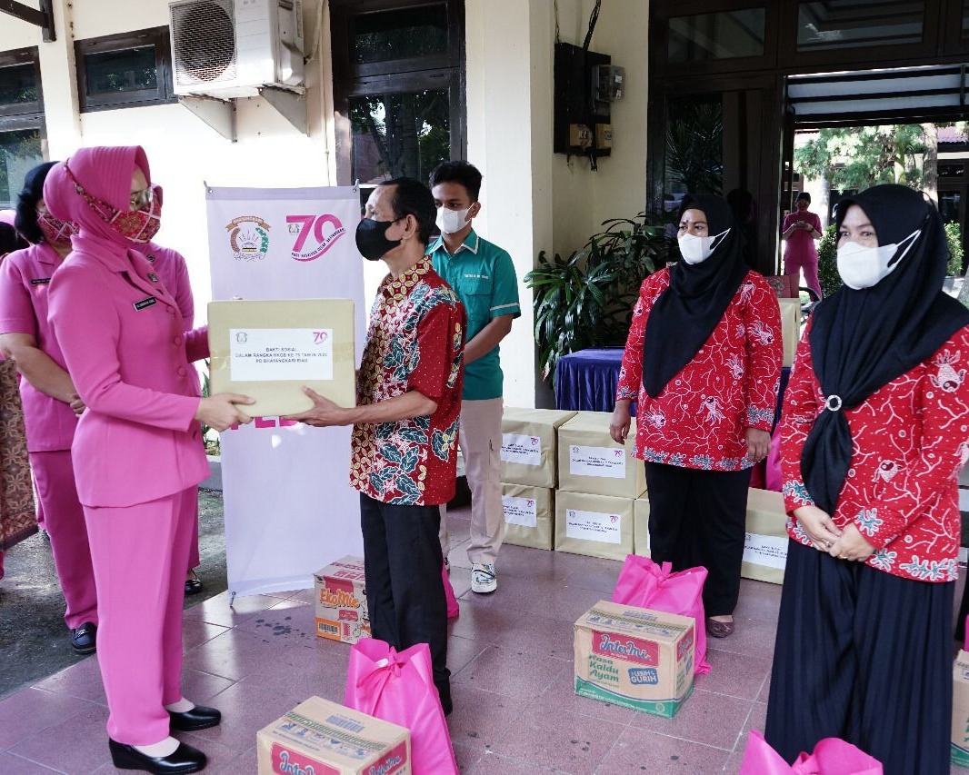 Resmikan MCK Dan Bagikan Sembako Kepada Pekerja di TPA Muara Fajar, Ketua Bhayangkari Daerah Riau Ny Nindya M. Iqbal: Mereka ‘Pahlawan’ 