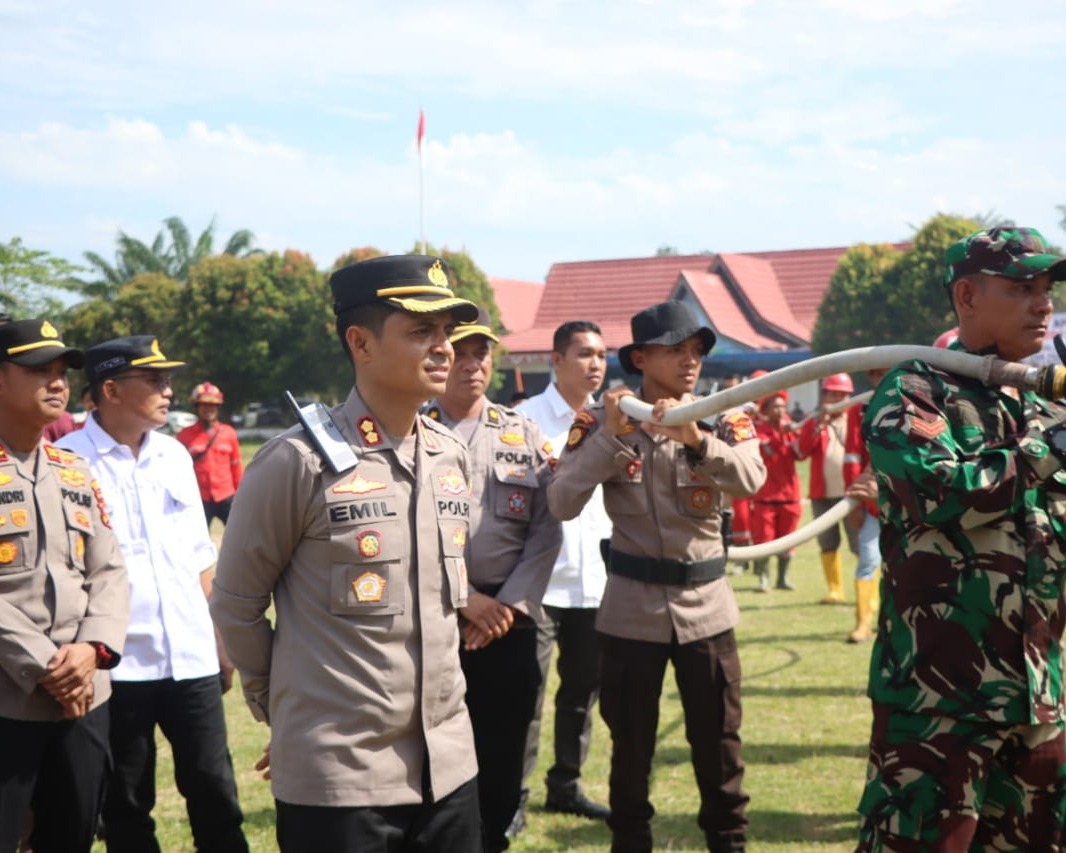 Kapolres Rohul AKBP Emil Eka Putra Pimpin Apel Persiapan dan Pengecekan Peralatan Penanganan Karhutla