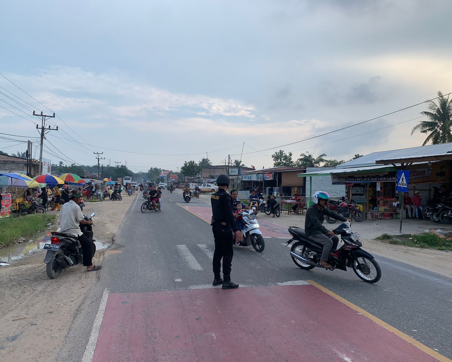 Personil Batalyon B Pelopor Satuan Brimob Polda Riau Laksanakan Pengamanan Pasar Ramadhan di Kepenghuluan Teluk Mega Kecamatan Tanah Putih