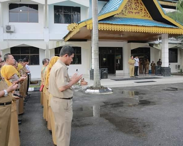 Sekdaprov Riau Pimpin Apel Upacara Pertama Bersama Seluruh OPD di Lingkungan Pemprov Riau