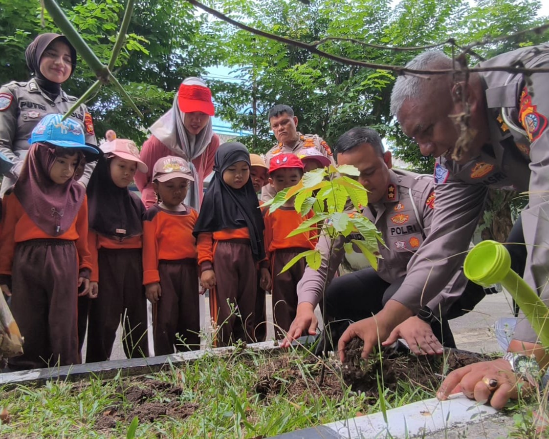 Edukasi Lalu Lintas Dan Aksi Tanam Pohon Bersama Generasi Usia Dini Di Taman Lalu Lintas Polda Riau