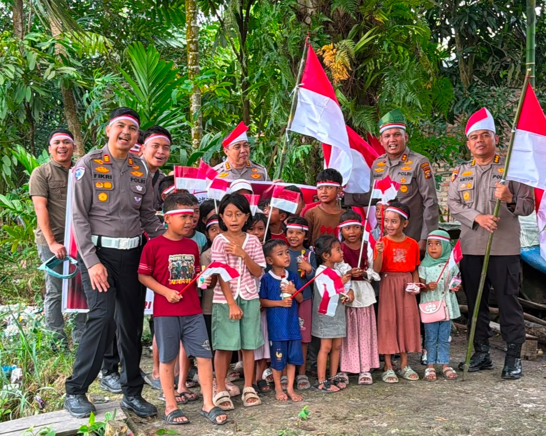 Tim Ekspedisi Merah Putih Presisi Polda Riau Tembus Pedalaman Talang Mamak Kobarkan Semangat Merah Putih Hadirkan Kepedulian Nyata Untuk Negeri