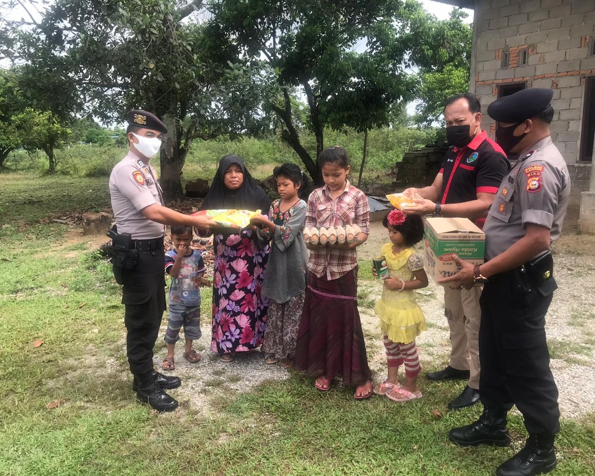 Polres Kampar dan Jajarannya Terus Upayakan Bantu Bahan Pangan Bagi Warga Terdampak Covid-19