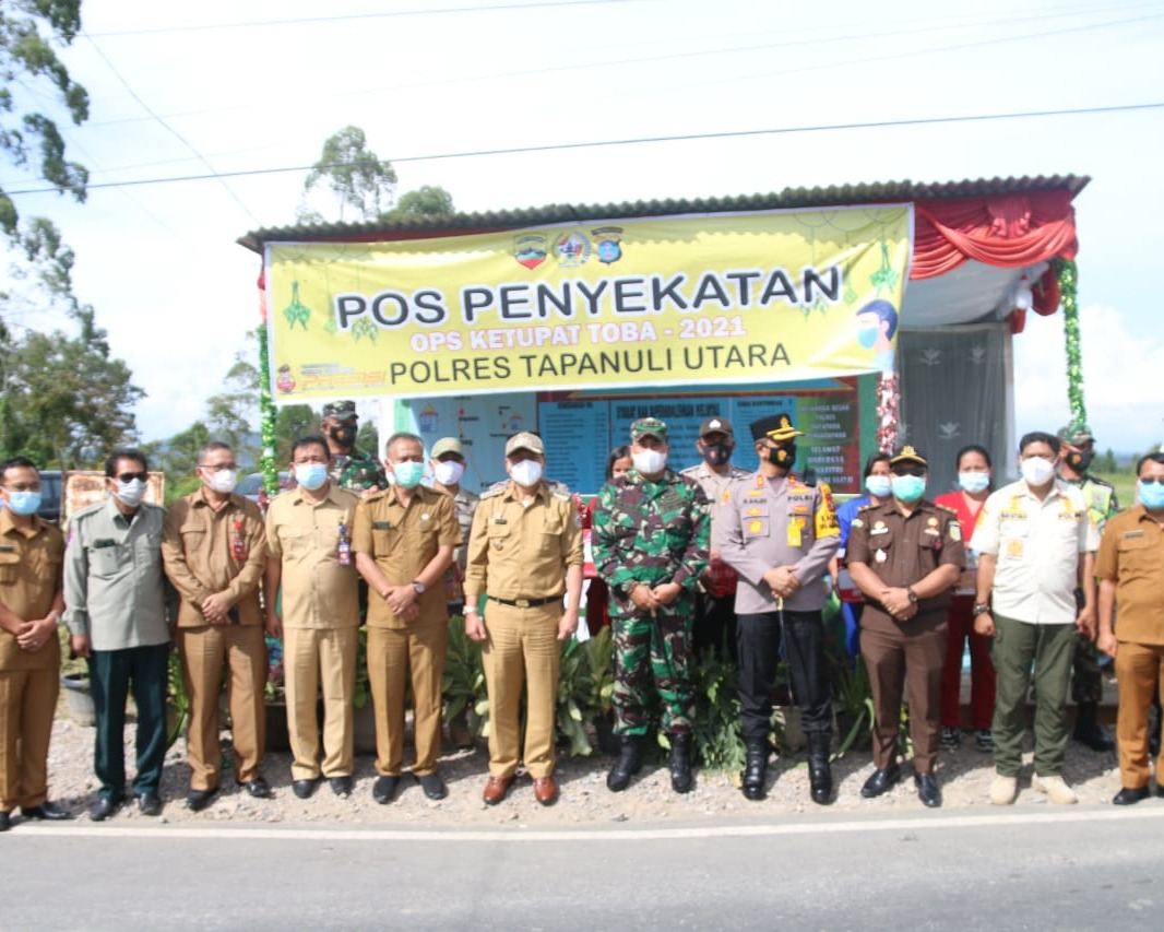 Bupati Taput Tinjau Pos Penyekatan Operasi Ketupat Toba 2021 Kecamatan Siborongborong