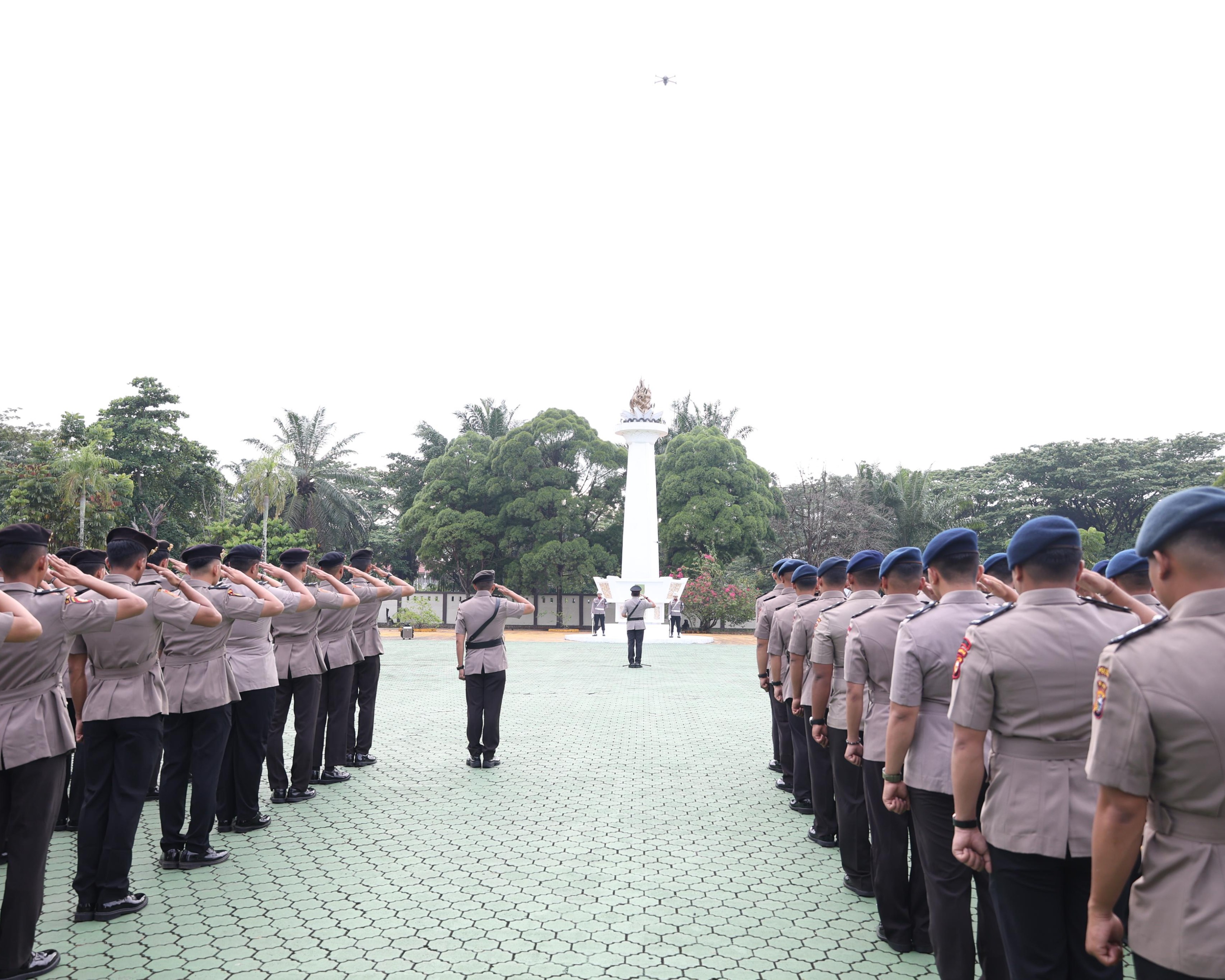 Kapolda Riau Pimpin Upacara Ziarah dan Tabur Bunga Memperingati Hari Bhayangkara Ke-79 Tahun 2025