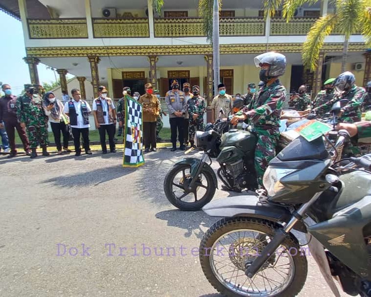 Danrem 031/WB Didampingi Dandim 0301/PBR Terima Bantuan Beras Dari Wali Kota Pekanbaru Untuk Dapur Umum Di Halaman Kantor LAM Riau