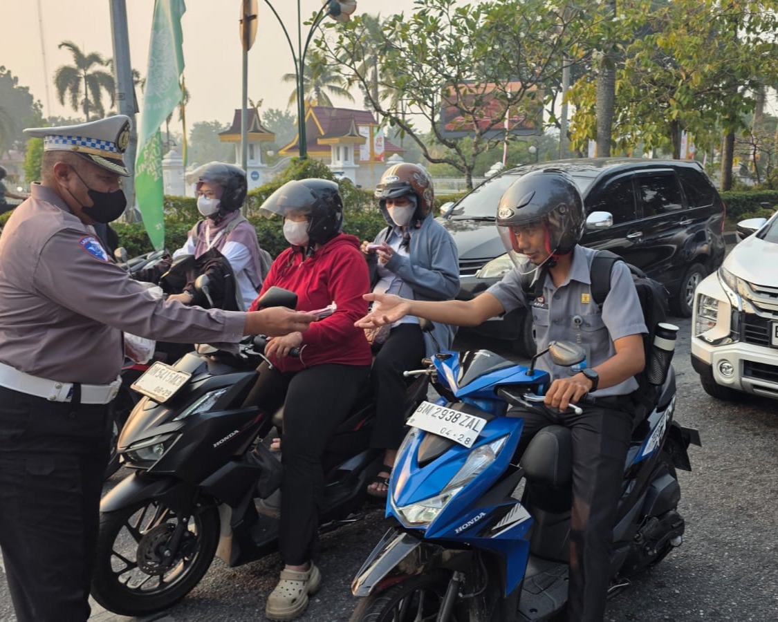 Asap Tebal Selimuti Pekanbaru, Ditlantas Polda Riau Bagikan Ribuan Masker kepada Masyarakat