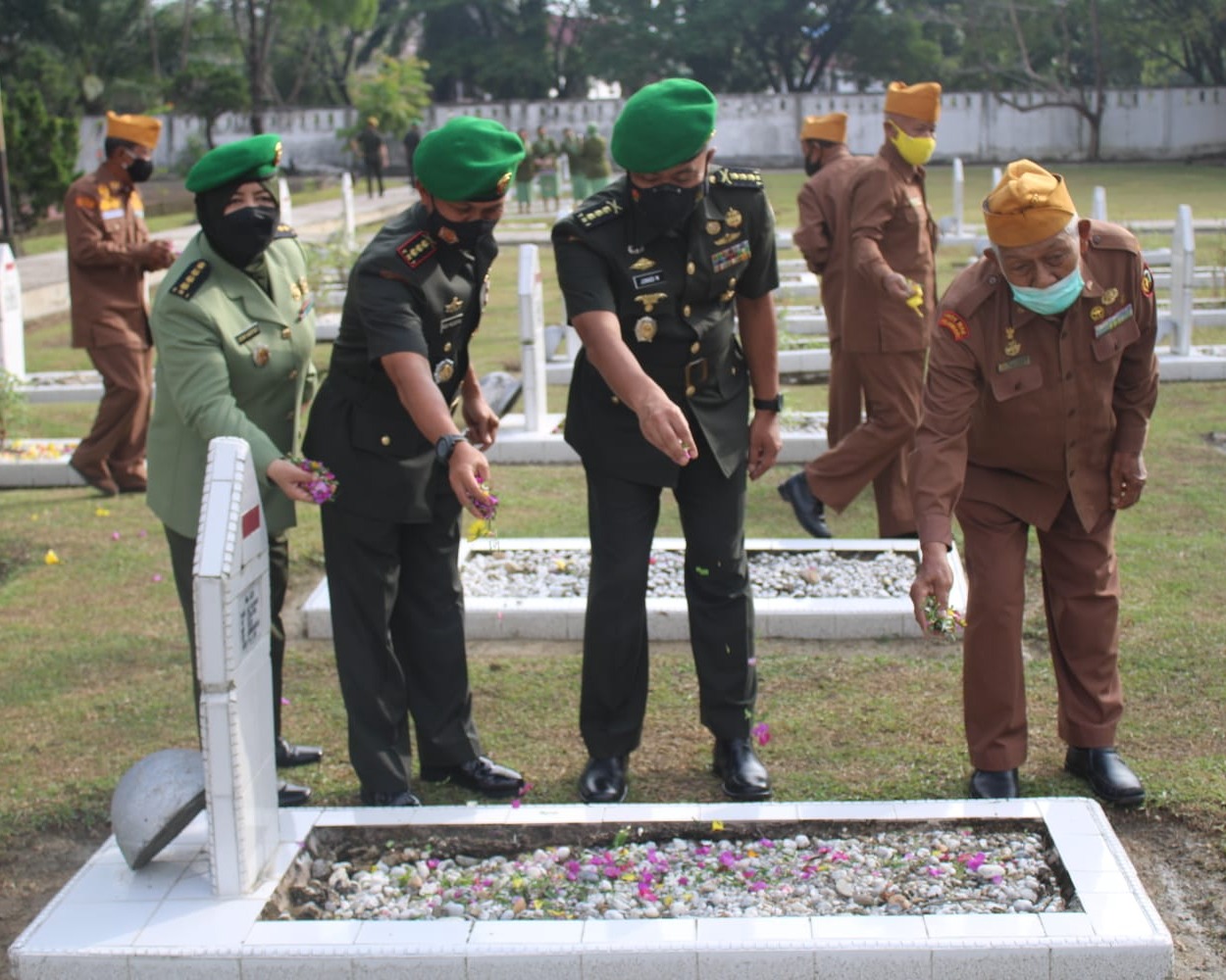 Jelang Hari Juang TNI AD 2021, Dandim 0301/PBR Ikuti  Ziarah Rombongan Di TMP Kusuma Dharma