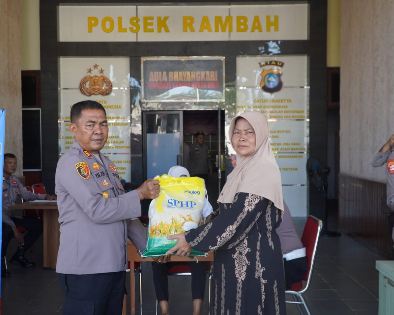 Gelar Bazar Pangan, Polres Rohul Berikan Subsidi Beras Dengan Harga Paling Murah