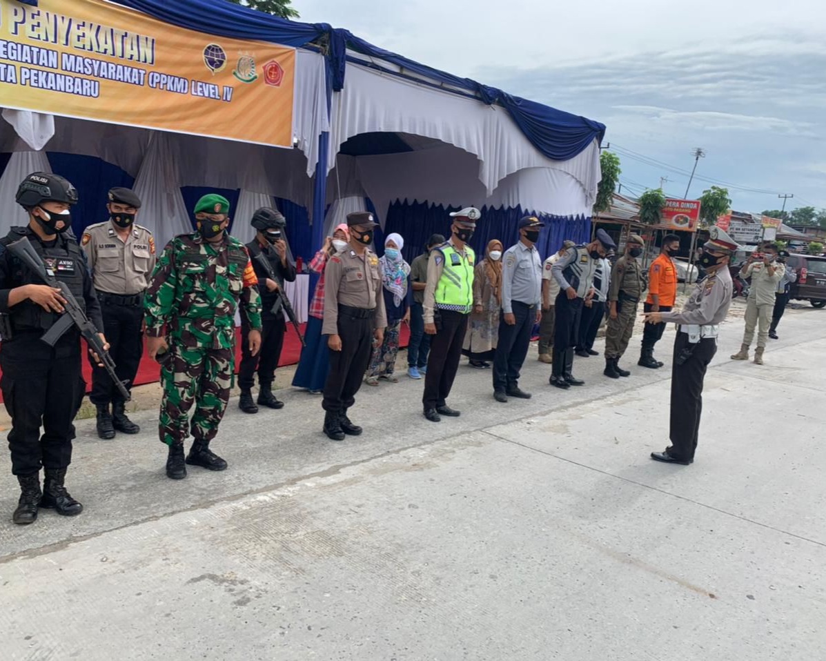 Personil Kodim 0301/PBR Bersama Tim Satgas Lakukan Penyekatan di Jalan HR Soebrantas Dalam Rangka Pemberlakuan PPKM Level IV Kota Pekanbaru