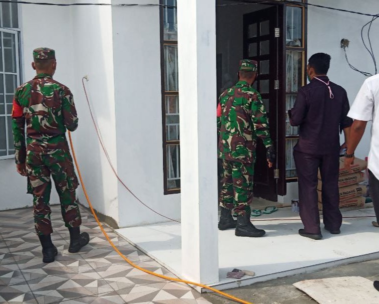 Tingkatkan Kepedulian, Rumah Warga Yang Menjalani Isolasi Mandiri Dipasang Stiker Oleh Babinsa Kodim 0301/PBR