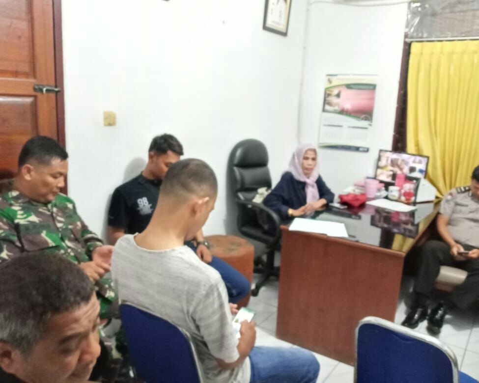 Mempererat Tali Silaturahmi, Babinsa Kodim 0301/Pekanbaru Laksanakan Komsos Dengan Lurah Kedung Sari Bersama Masyarakat