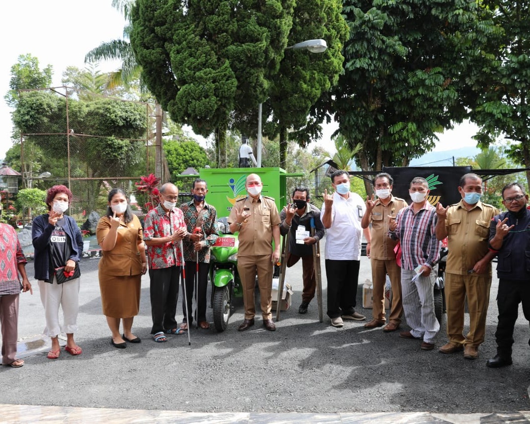 Bupati Tapanuli Utara Serahkan Bantuan Atensi Khusus Penyandang Disabilitas Yang Berwirausaha