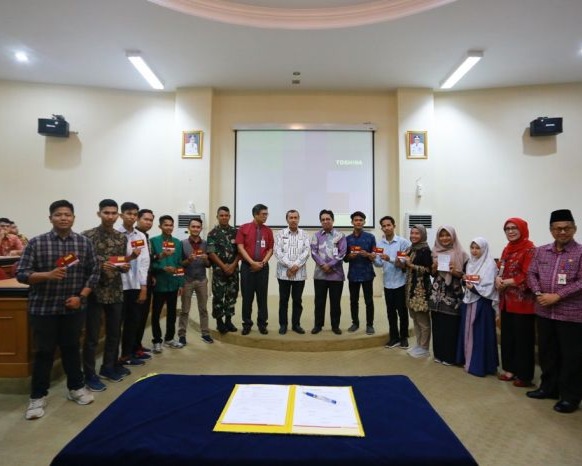 Gubernur Riau Serahkan Bantuan CSR Bank Riau Kepri Untuk Mahasiswa Belajar Ke Luar Negeri