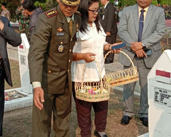 Dandim 0301/Pekanbaru Hadiri Upacara Ziarah Nasional dan Tabur Bunga Dalam Rangka Memperingati Hari Pahlawan ke 74 Tahun 2019