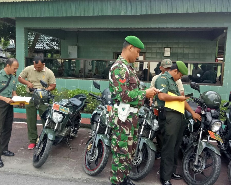 Pasilog Kodim 0301/Pekanbaru Melaksanakan Pemeriksaan Kelengkapan Kendaraan Bermotor Dinas di Wilayah Makodim