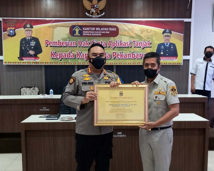 Kapolresta Pekanbaru Menerima Penghargaan HAKI Atas Aplikasi Tanjak Dari Kepala Kanwil Kemenkumham Provinsi Riau dan IWO Riau Serta KBPP
