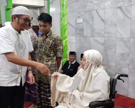 Wawako Hendri Septa Serahkan Beasiswa Bagi Anak Yatim dan Dhuafa