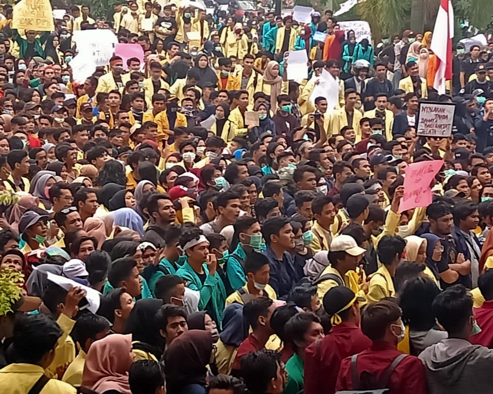 Ribuan Mahasiswa Duduki Gedung DPRD Propinsi Sumbar