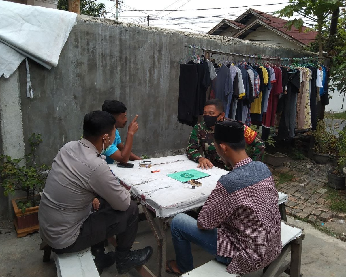 Babinsa Kodim 0301/PBR dan Ketua RT 02 Laksanakan Komsos Bahas Siskamling dan Penanganan Sampah