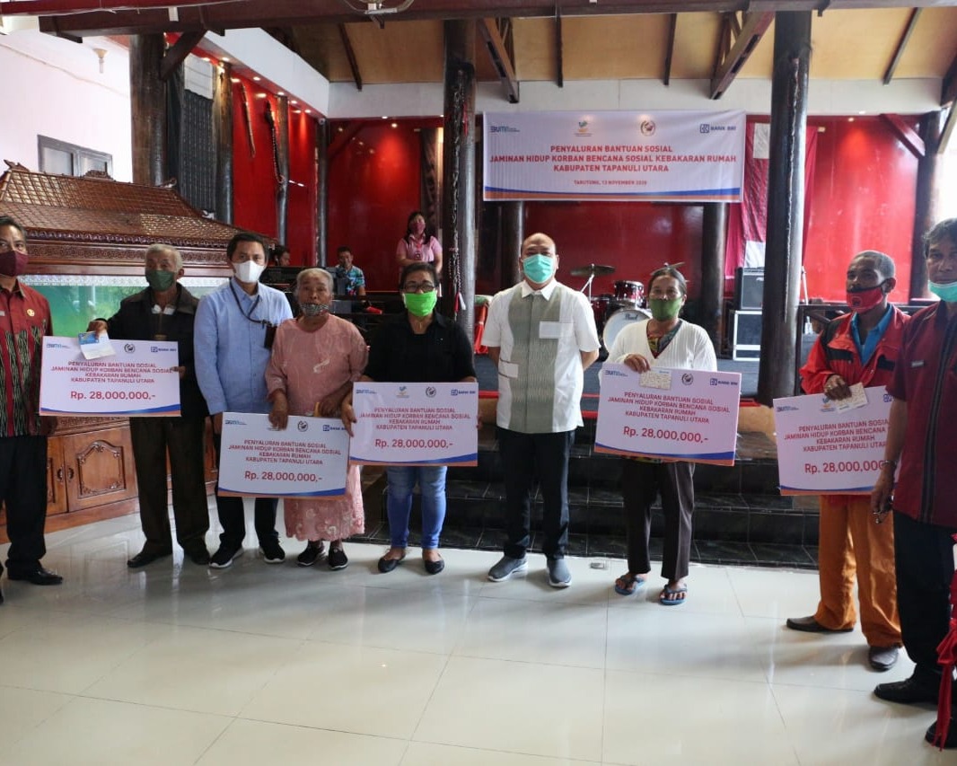 Bupati Taput Serahkan Bantuan Bahan Rumah dan Isian Hunian Sementara Kepada 34 KK Korban Kebakaran