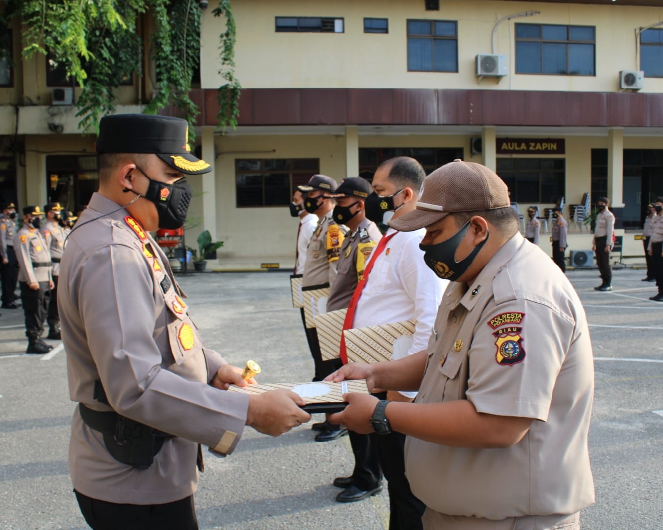 Kapolresta Pekanbaru Berikan Penghargaan Kepada Personil dan PNS Polri Yang Berprestasi