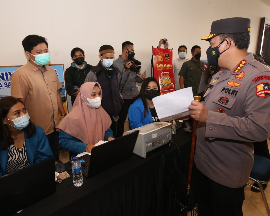 Kapolri Minta Semua Lokasi Pusat Aktivitas Warga Dipasangi Aplikasi PeduliLindungi