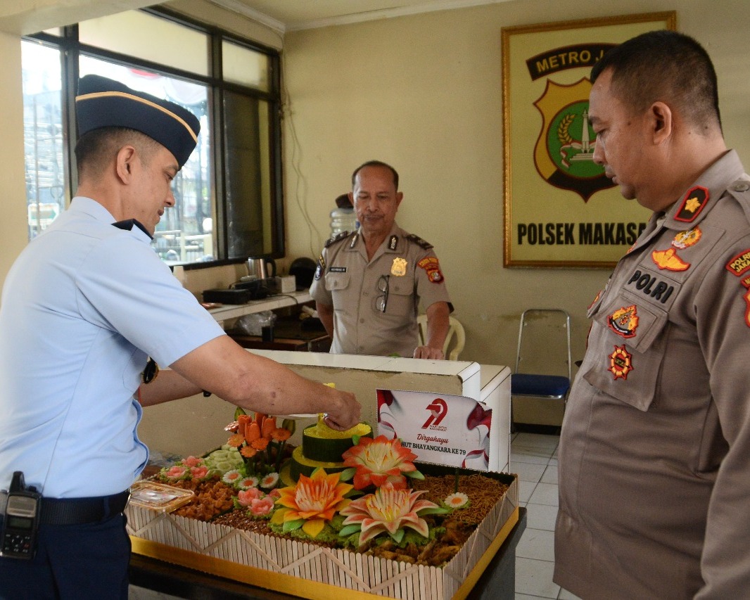 HUT Ke-79 Bhayangkara, Dandenma Sambangi Kapolsek Makasar