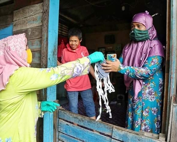 Ketua TIM PKK Provinsi Riau Kembali Turun Tangan Untuk Membagikan Paket Sembako Kepada Masyarakat Kurang Mampu