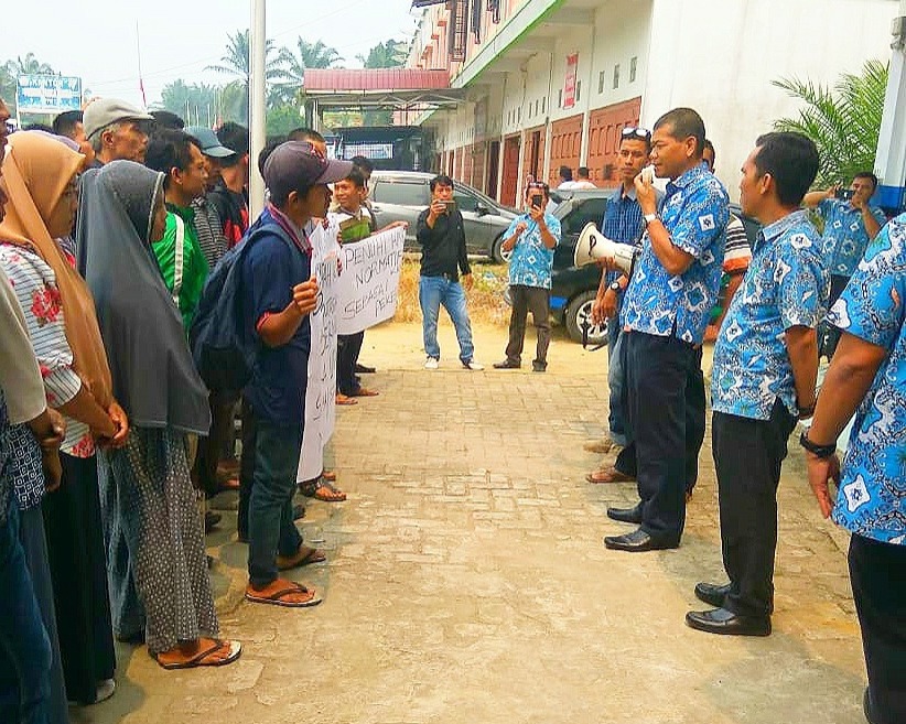 Protes Gaji, Puluhan Pekerja Kebun Karet Mogok Kerja di Kota Pinang