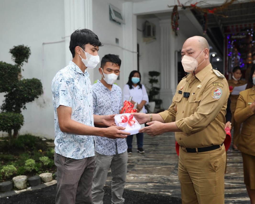 Bupati Nikson Nababan Menyerahkan Hibah Penguatan Modal Kepada Koperasi dan Bantuan Peralatan Produksi Kepada Kelompok UMKM di Kabupaten Taput Tahun 2021