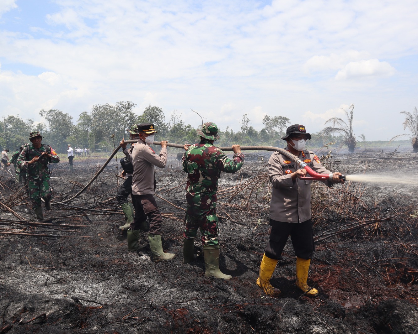 Kapolres Dumai Bersama Satgas Karhutla Turun Langsung Padamkan di Lokasi Titik Api Kebakaran Karhutla