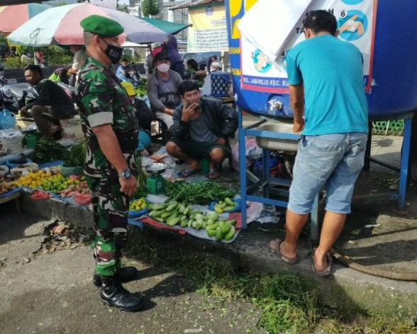 Pantau Pasar Tradisional, Babinsa Kodim 0301/PBR Laksanakan Kegiatan Pendisiplinan Prokes