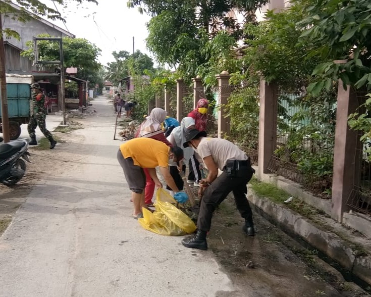 Personil Polsek Sukajadi Bersama Unsur Upika Lakukan Pembersihan Sampah Yang Sudah Menumpuk