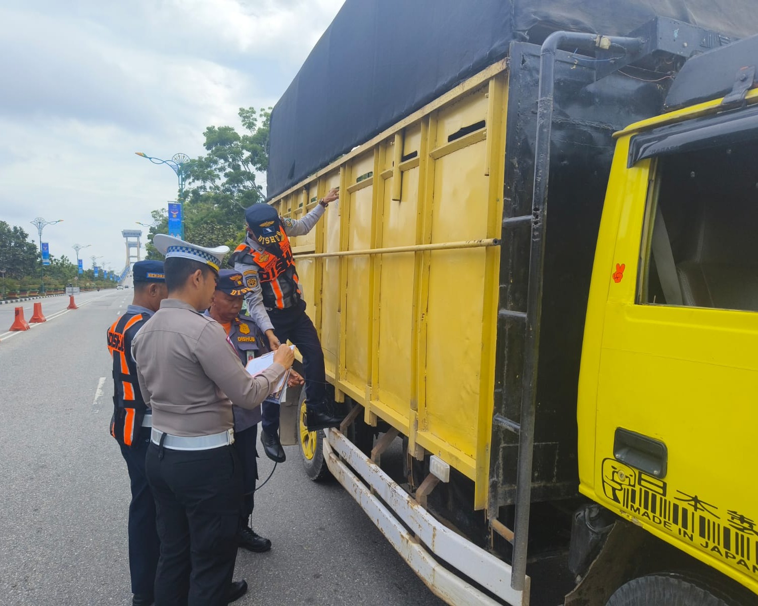 Dalam Rangka Program Bung Selamat, Satlantas Polres Siak Berkolaborasi Dengan Dishub Laksanakan Ramp Check Kendaraan Angkutan Umum