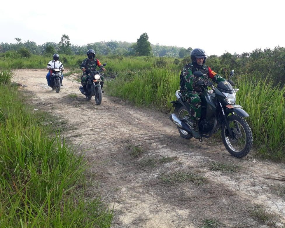 Cegah Karhutla, Babinsa Kodim 0301/PBR Bersama Msyarakat Peduli Api Terus Lakukan Patroli dan Sosialisasi