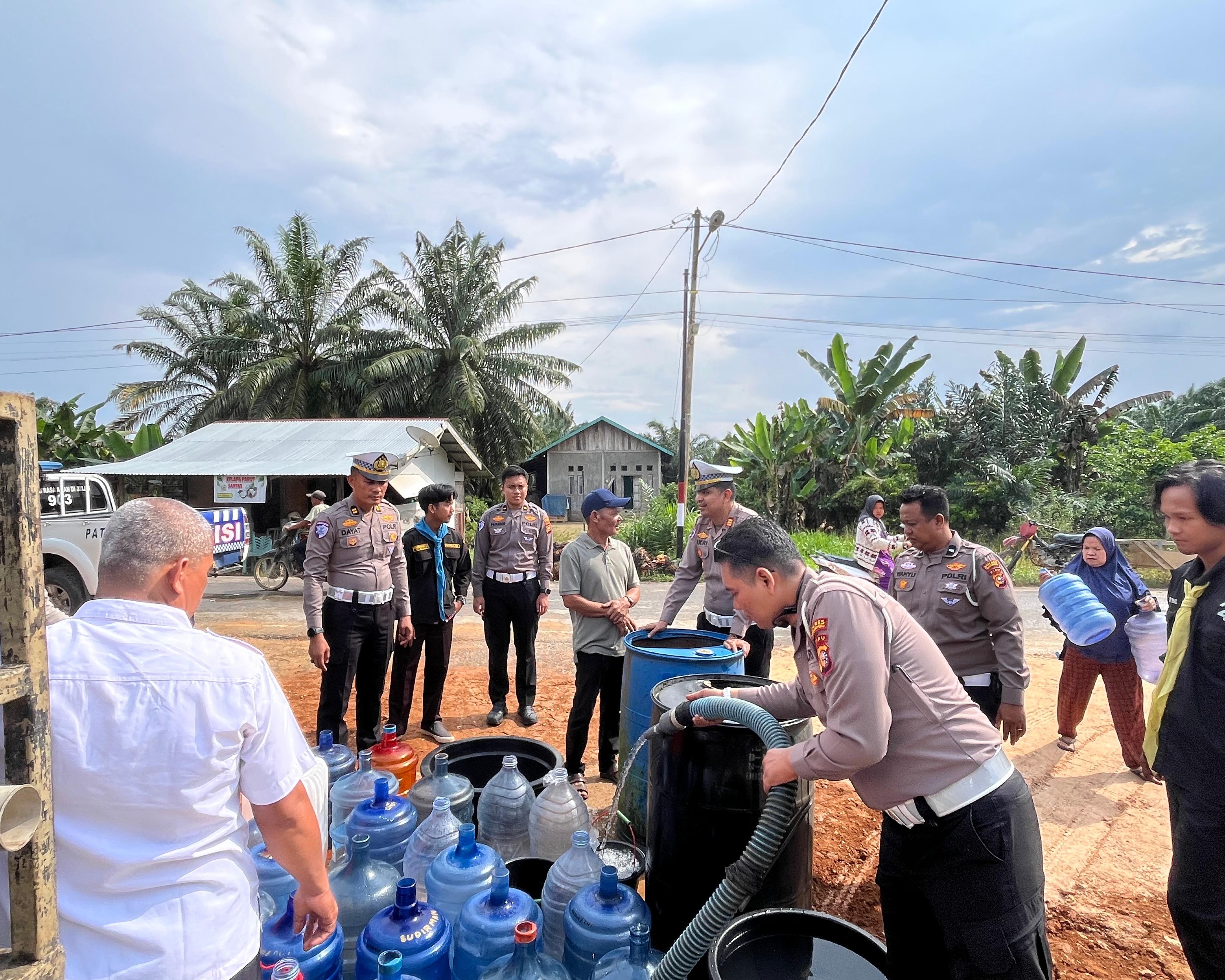Distribusikan 3.720 Paket Bansos, 29 Program Air Bersih dan 11 Bedah Rumah, Polda Riau Hadir Memberikan Manfaat Nyata Untuk Masyarakat