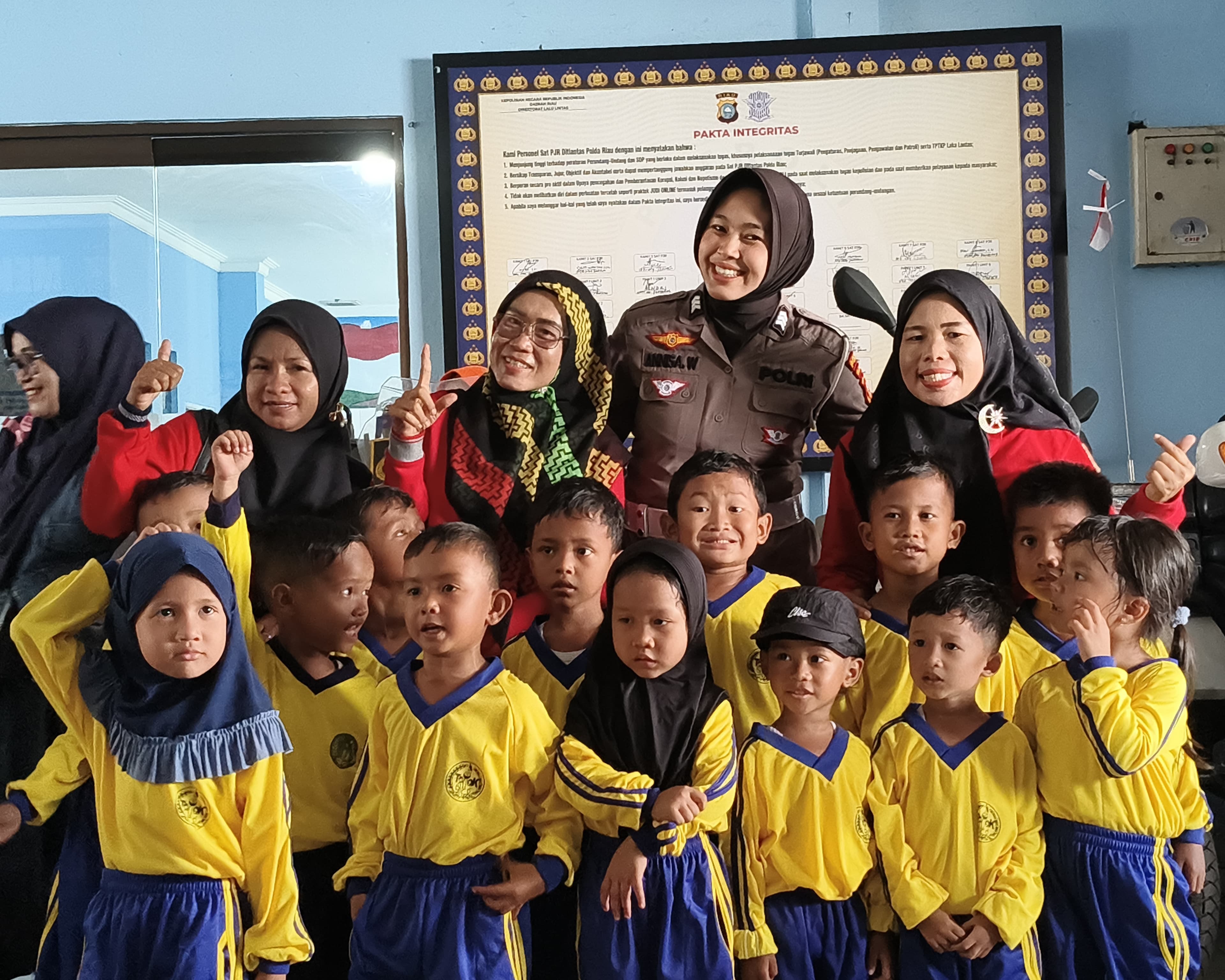 Polantas Karib Disambut Senyum Anak-Anak, Ditlantas Polda Riau Tanamkan Keselamatan dan Cinta Lingkungan Sejak Dini