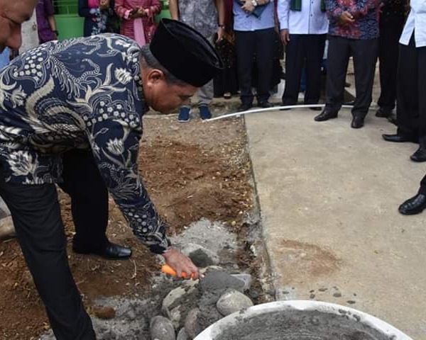 Kepala Bapenda Letakkan Batu Pertama Pembangunan Masjid Babul 'Ilmi SMAN 13 Padang