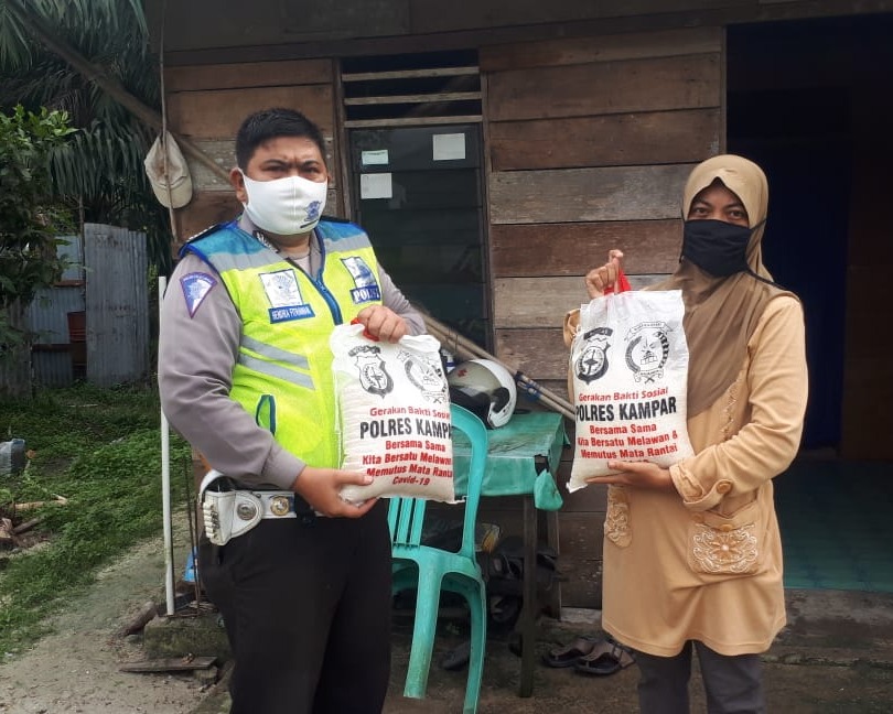 Hari ini Polres Kampar Kembali Bagikan 20 Karung Beras Dan 100 Masker Untuk Warga Kurang Mampu